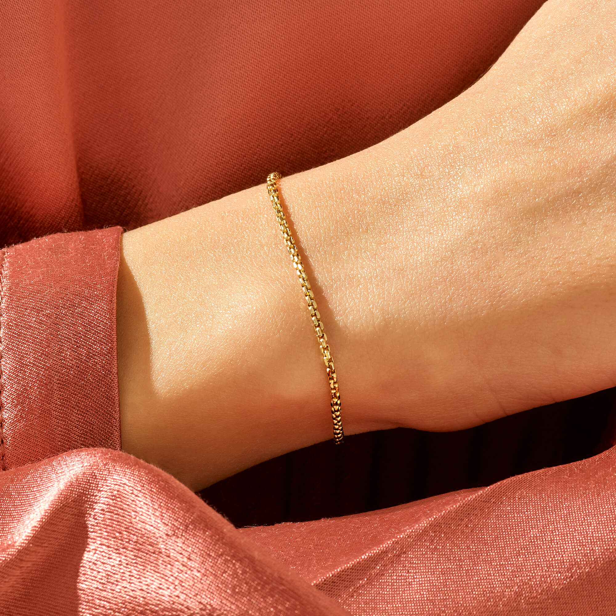 Women's Rectangular Box Chain Bracelet in Yellow Gold