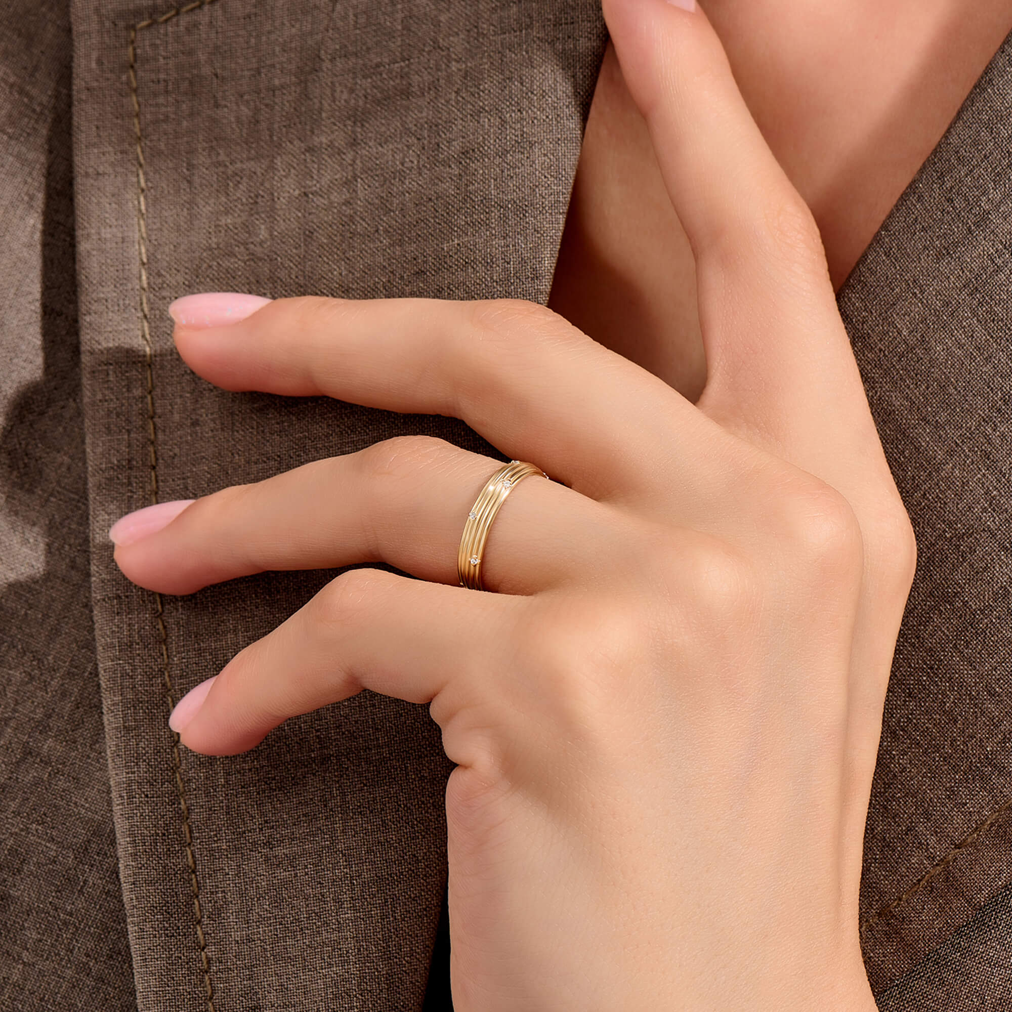 Women's Linear Design Band Ring with Diamonds in Solid Gold