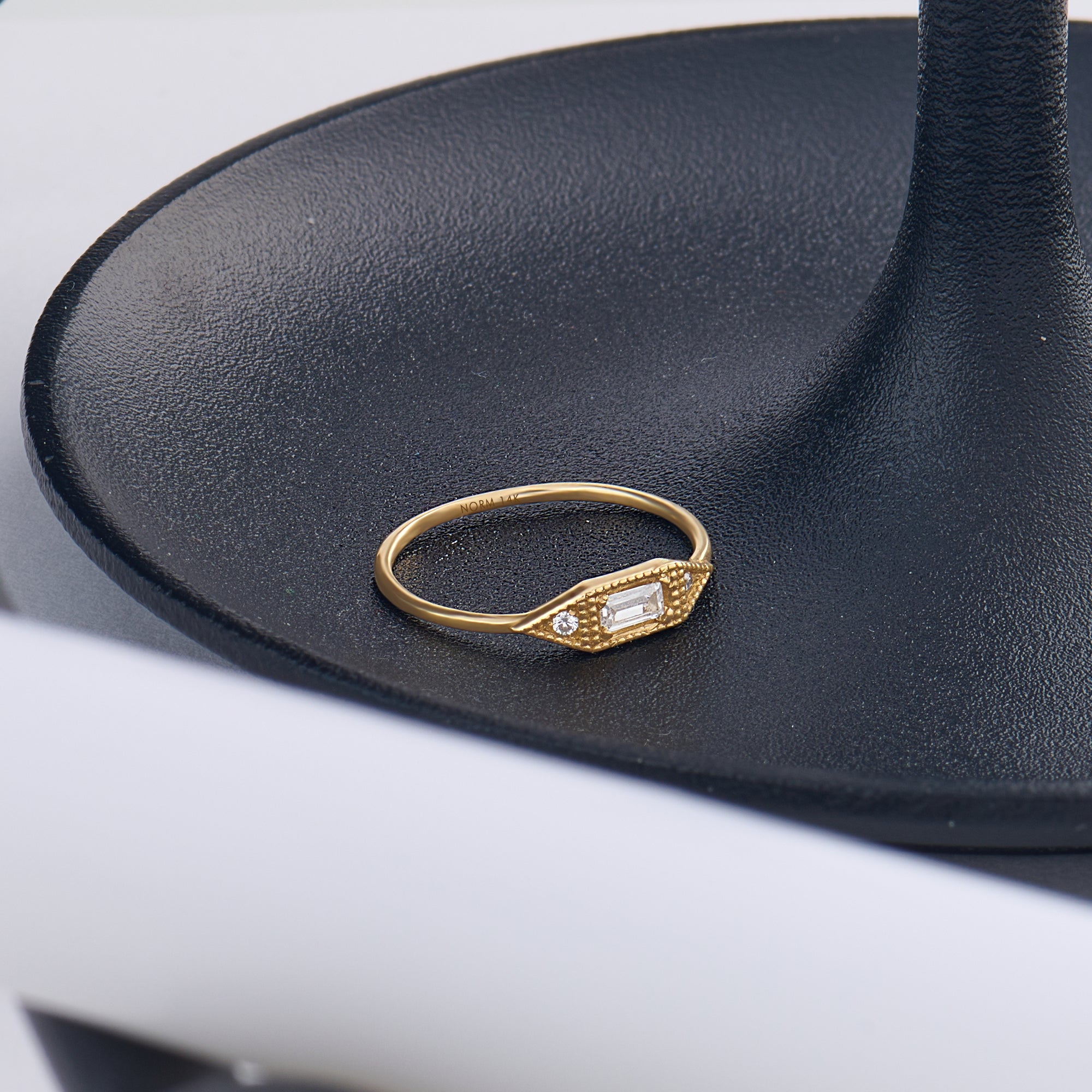 14k Real Yellow Gold 0.08ct Baguette-cut Diamond Vintage Signet Ring