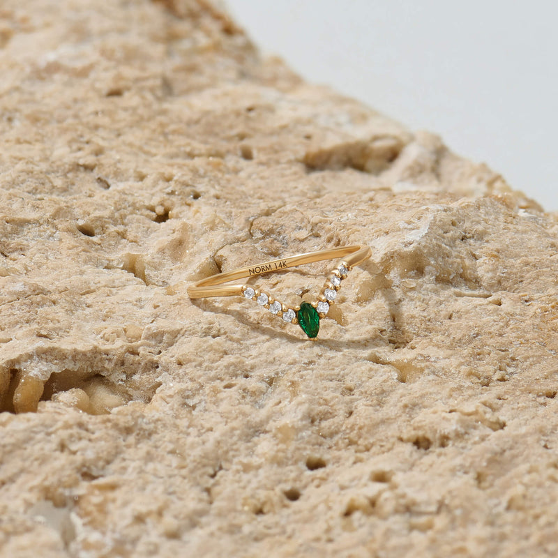 Dainty Curve Ring with Emerald in 14K Real Yellow Gold 
