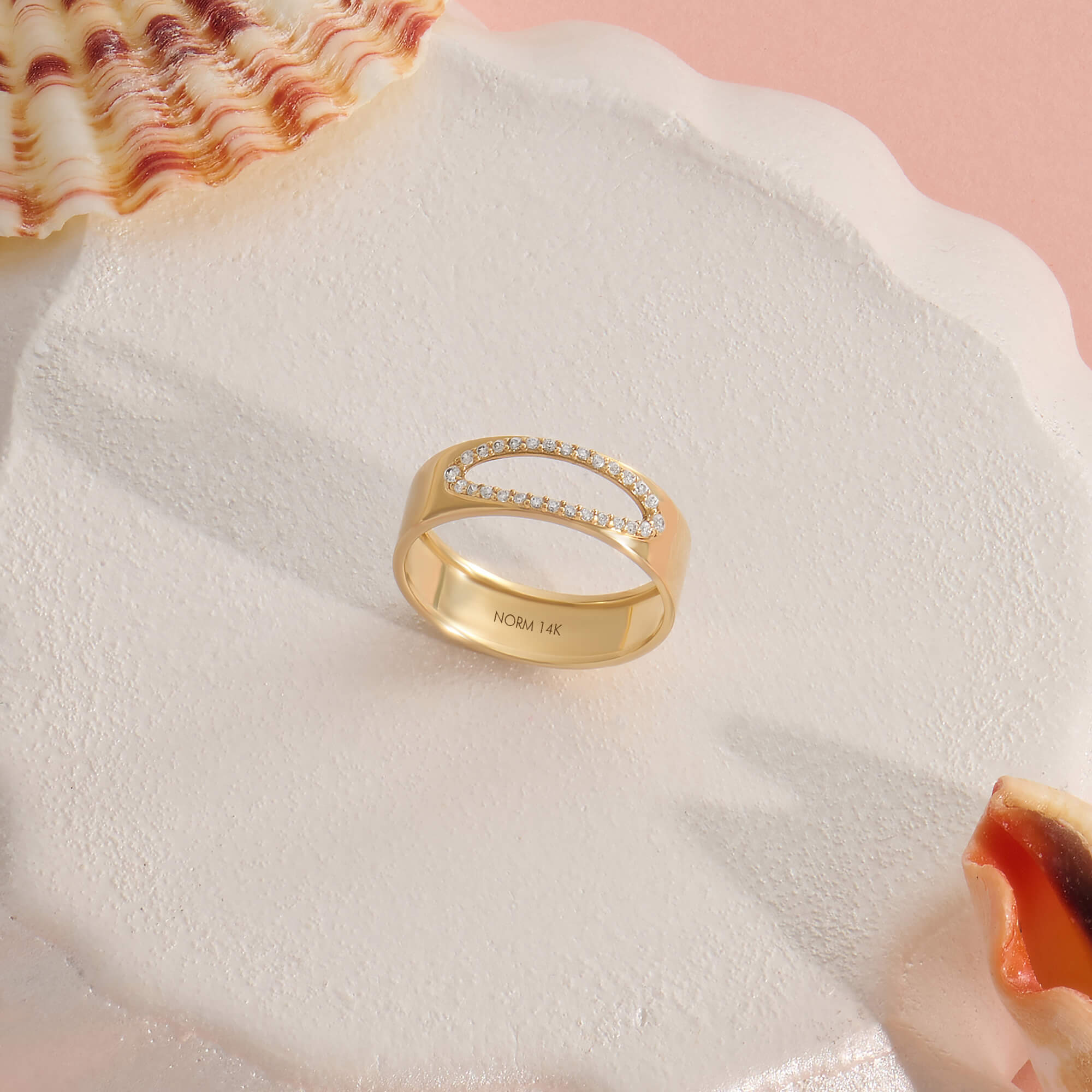 Lab-Grown Diamond Ellipse Hollow Ring in Yellow Gold