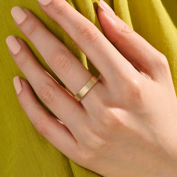 Linear Flat Band Ring in Gold