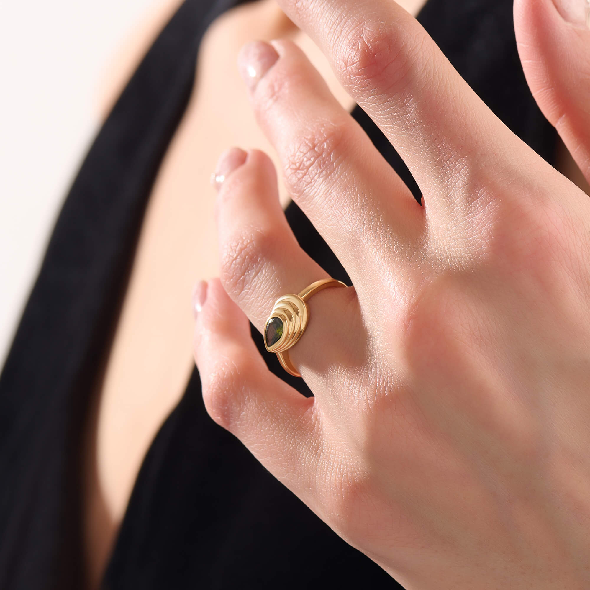 Women's Pear Emerald Shell Ring in 14K Solid Gold
