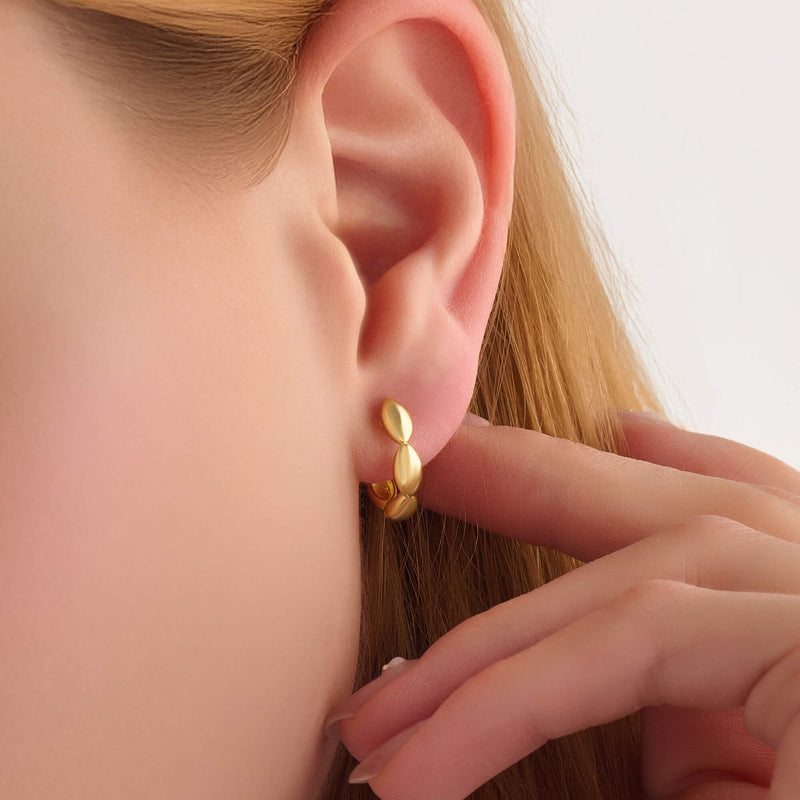 Women's Scallop Hoop Earrings in 24K Gold Plated Vermeil on Solid Silver
