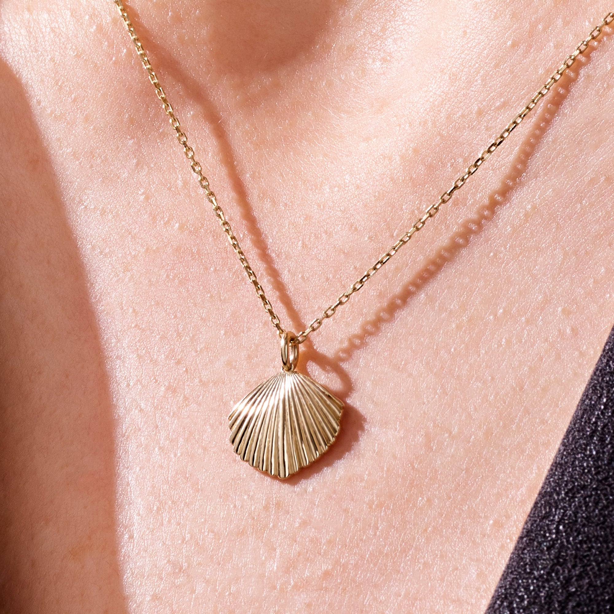 14k Solid Yellow Gold Shell Charm Pendant for Women